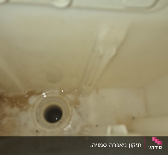 תמונה של פנים מיכל מים עם לכלוך